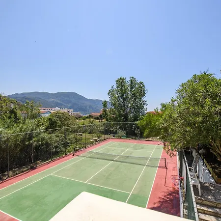 Delfini Aparthotel 4*